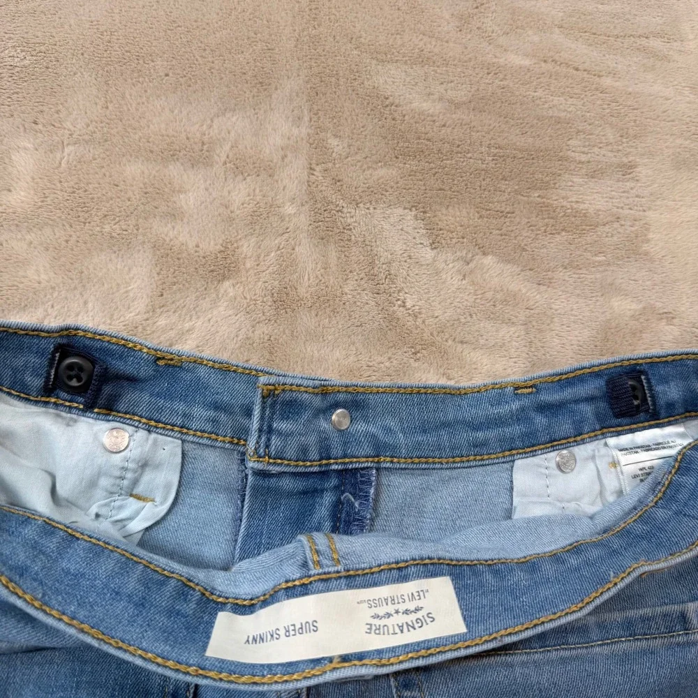 Signature by Levi Strauss Super Skinny Jean Womens 28 Light Wash Distressed Good